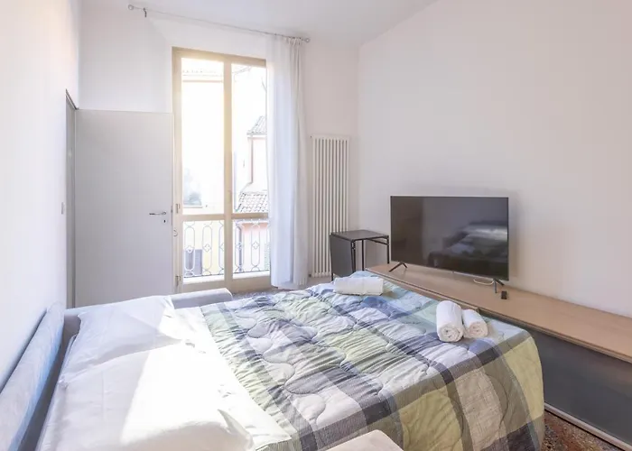 Nel Ghetto, By Short Holidays * بولونيا